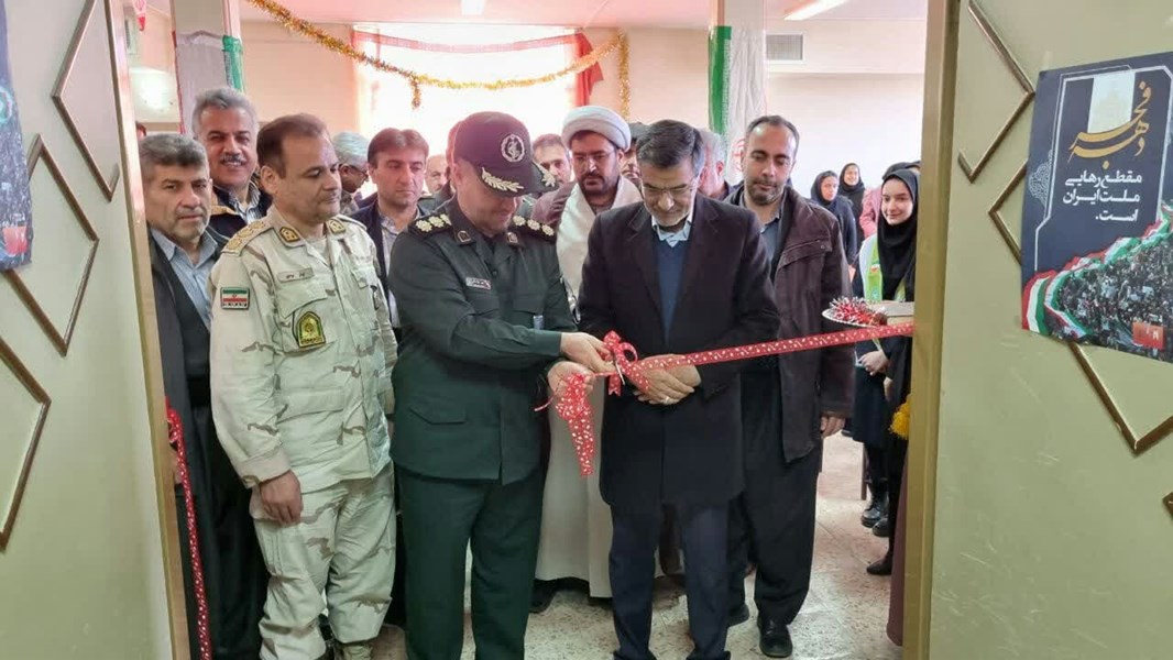 افتتاح نمایشگاه آثار مکتوب و مصور دانش آموزان مدرسه نمونه دولتی شهید فاتح نقشبندی با موضوع دستاوردهای انقلاب اسلامی