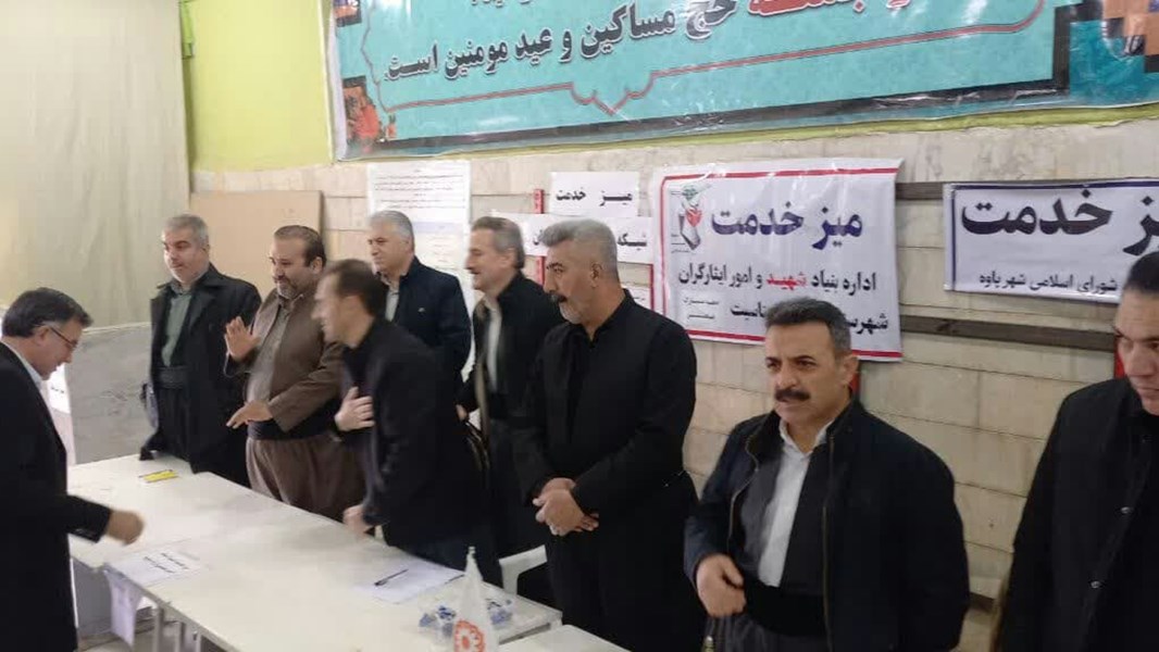 برپایی میز خدمت دستگاههای اجرایی در مسجد جامع پاوه