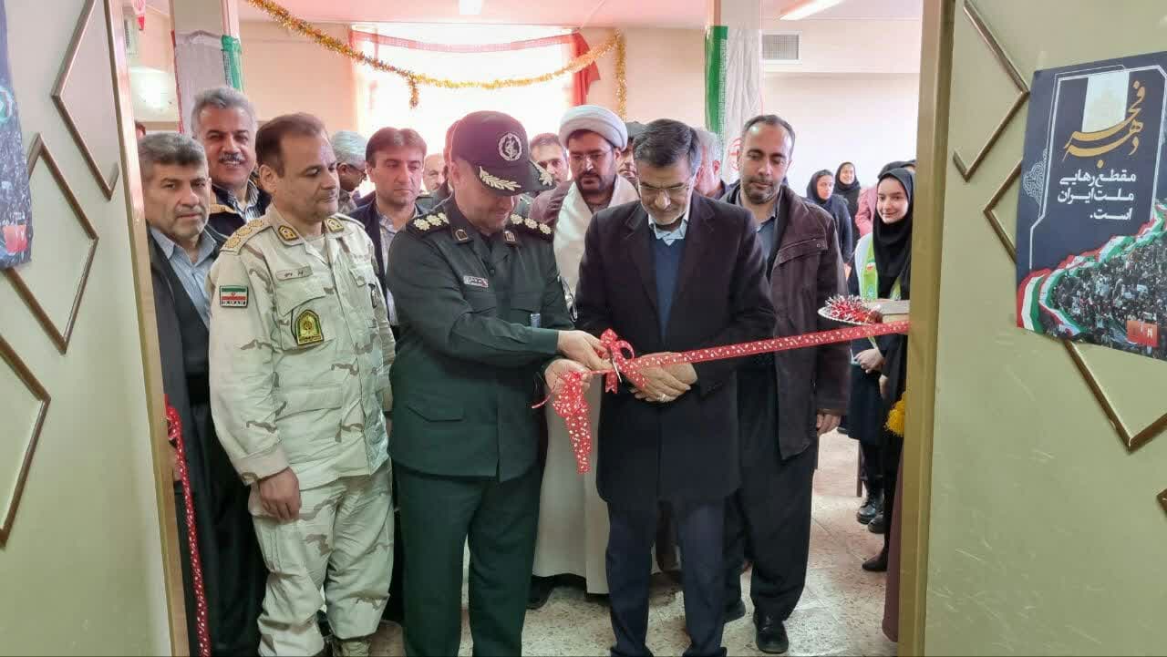 افتتاح نمایشگاه آثار مکتوب و مصور دانش آموزان مدرسه نمونه دولتی شهید فاتح نقشبندی با موضوع دستاوردهای انقلاب اسلامی