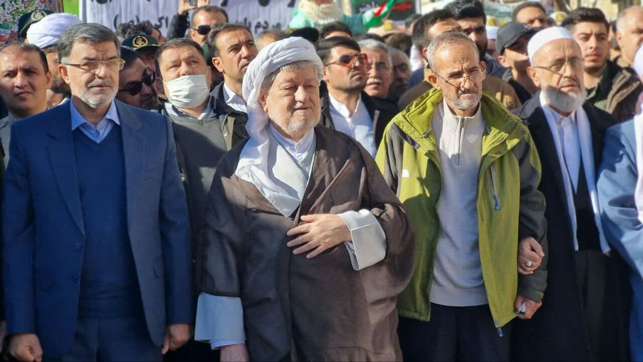 راهپیمایی چهل و پنجمین سالروز پیروزی انقلاب اسلامی همزمان با سراسر کشور با حضور اقشار مختلف مردم پاوه برگزار شد